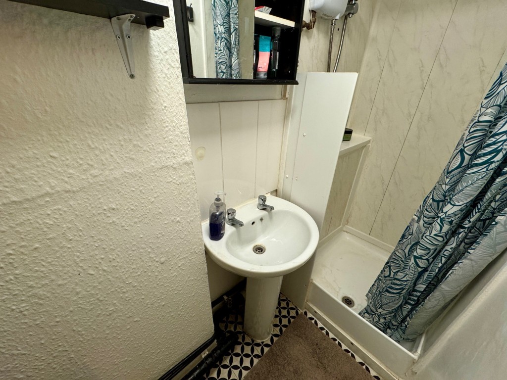 Lot: 169 - TOWN CENTRE FREEHOLD BLOCK OF FOUR FLATS - Second floor flat - shower room/WC